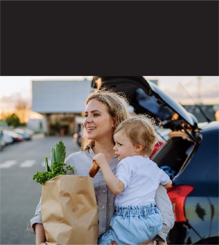 車で買い物に出かける子連れ女性