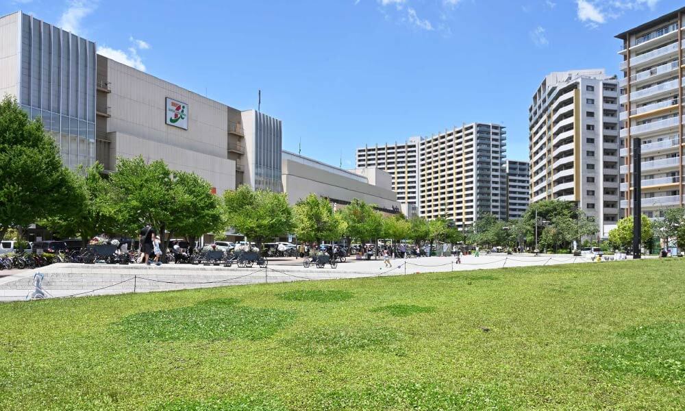 芝生とビル群