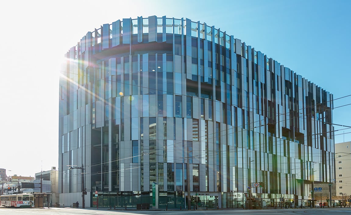 富山市ガラス美術館／徒歩7分（約560m）