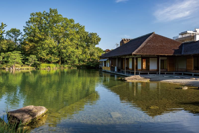 名勝養浩館庭園（徒歩15分）