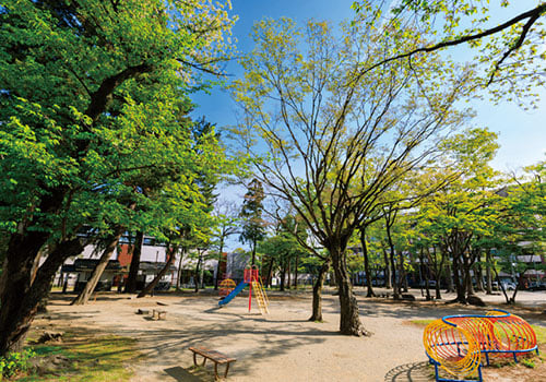 勝山公園(徒歩2分)