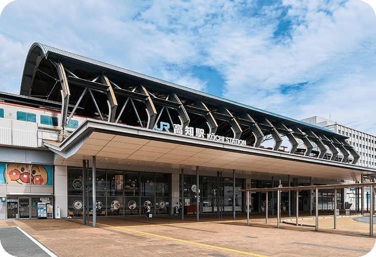 JR「高知」駅_徒歩5分（約360m）