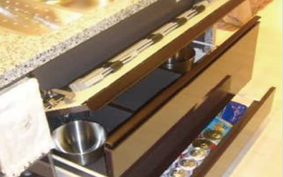 ブルモーション機能付スライド式キッチン収納