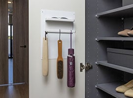 扉裏にはスチールパネルを採用