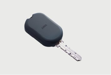 センサーの近くを通行する<br>だけで解錠するRaccessキー<br>（ハンズフリーキー）