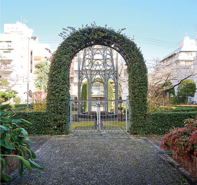 八坂公園：徒歩7分（約520m）