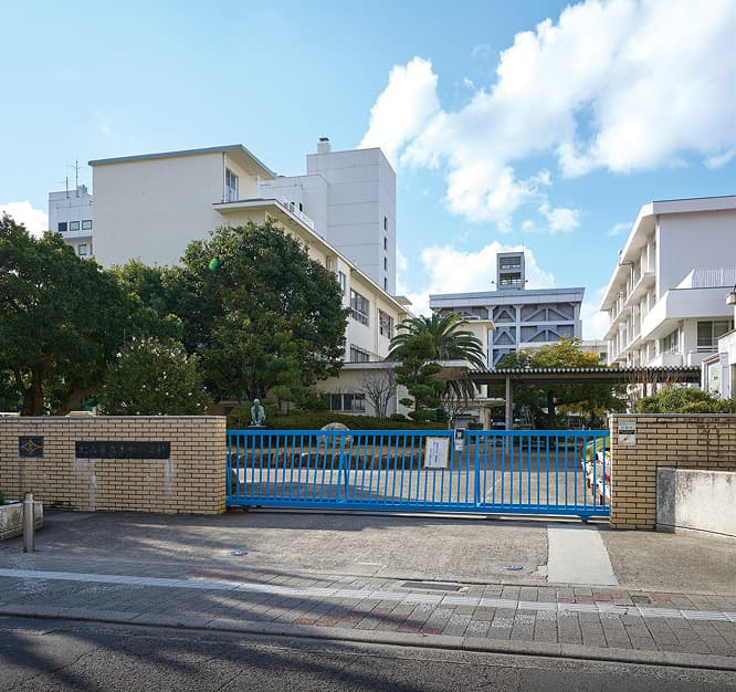 松山市立番町小学校：徒歩11分（約870m）