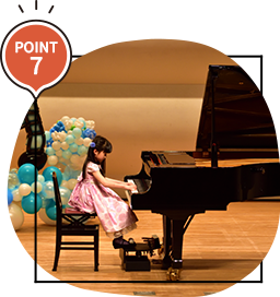 ピアノを演奏する子供の写真