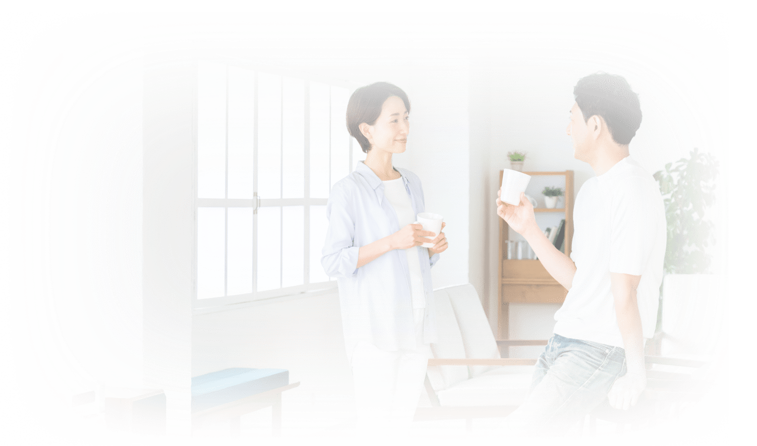 リビングで寛ぐ夫婦