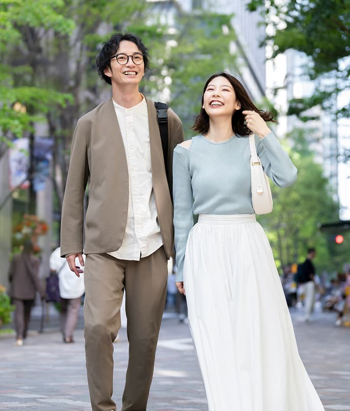 お出かけ中の年配の女性