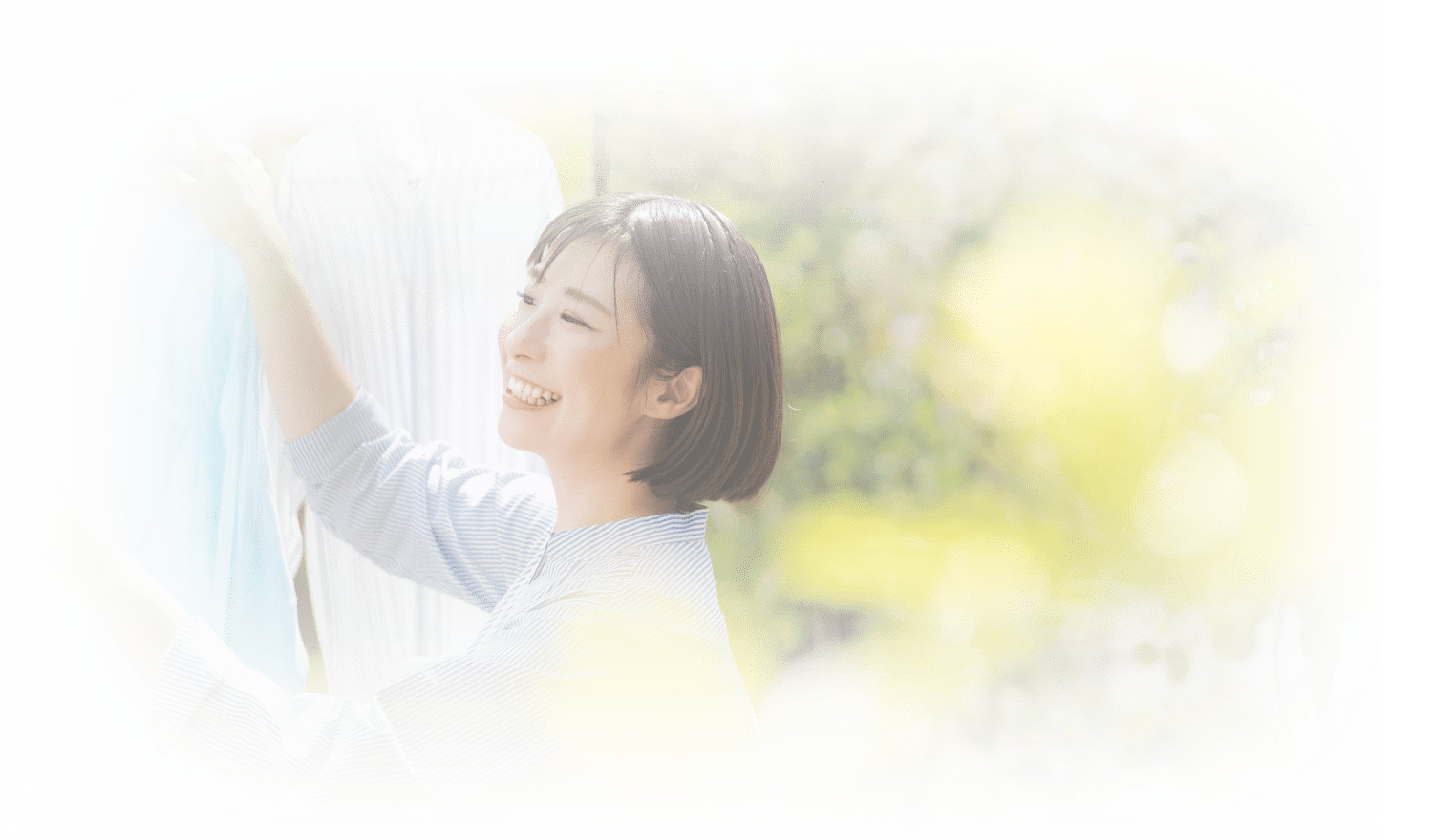 洗濯物を干す女性