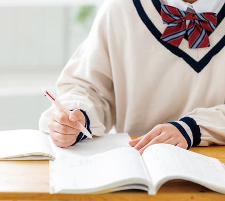 勉強をしている女子学生