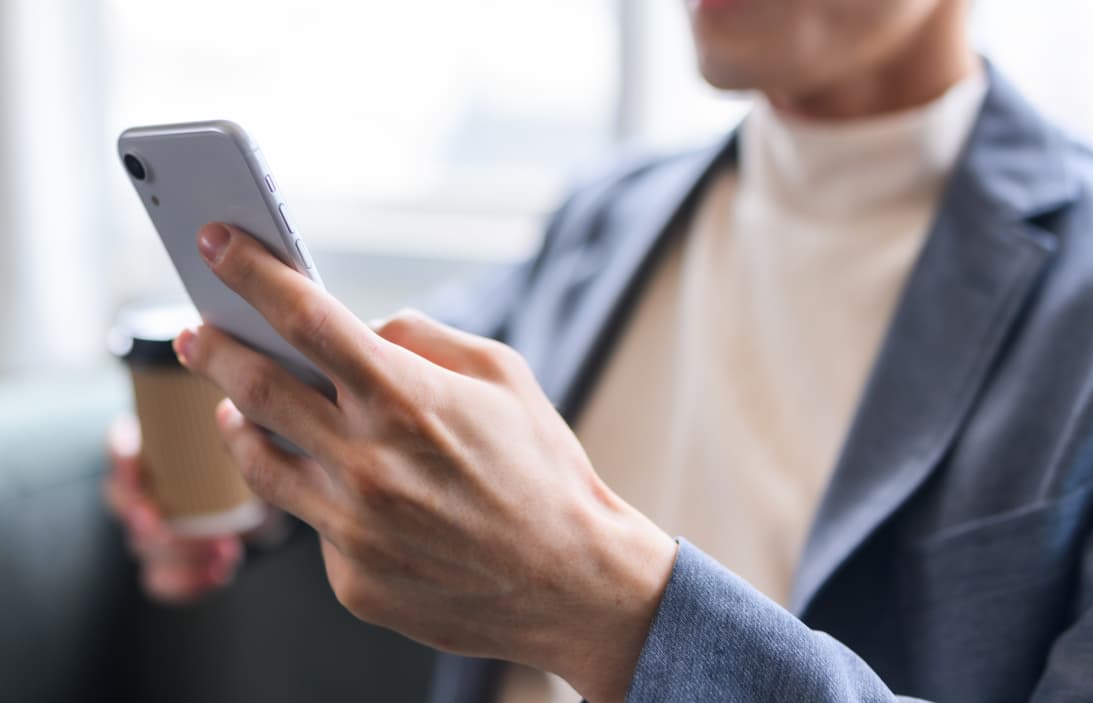 スマホを見る男性イメージ
