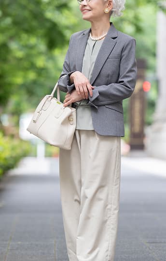 お出かけ中の年配の女性