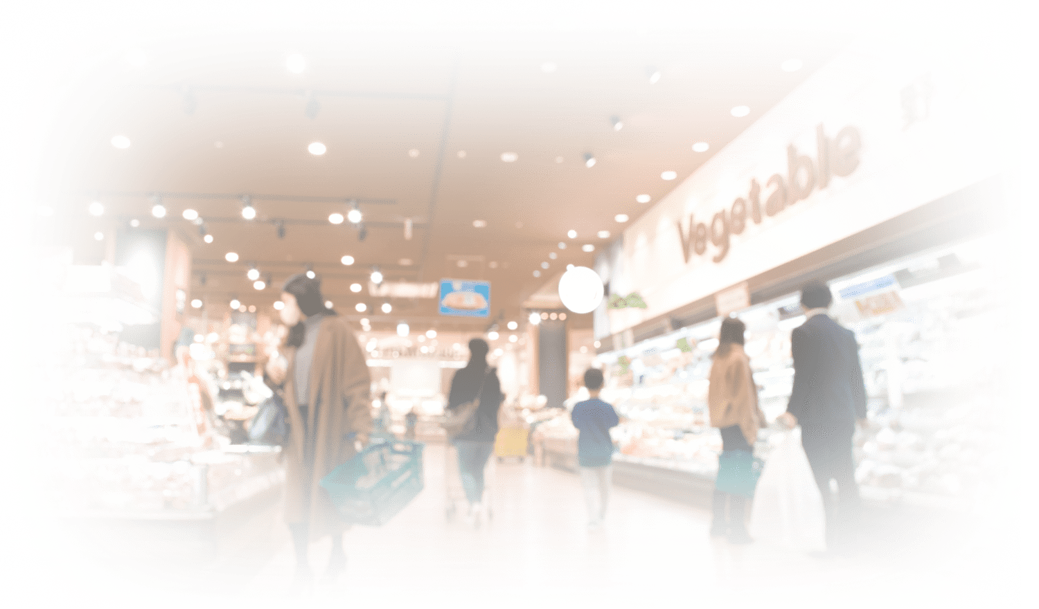 スーパーで買い物をする人々